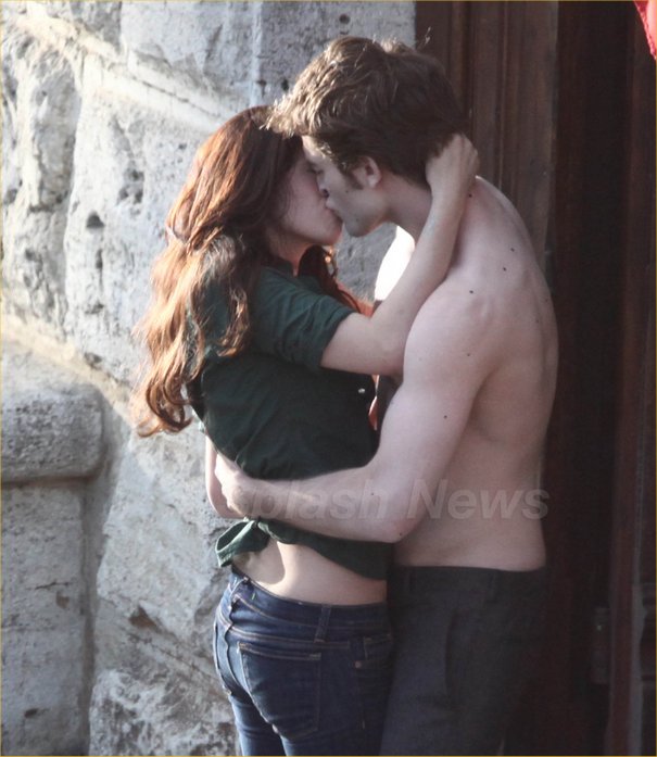 robert pattinson new moon shirtless. Italian set of New Moon.